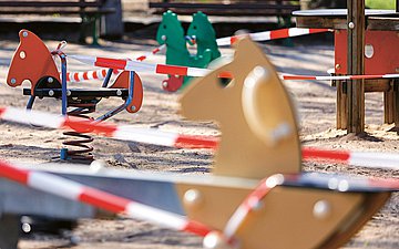 Foto: Blick auf einen mit Absperrband verschlossenen Spielplatz