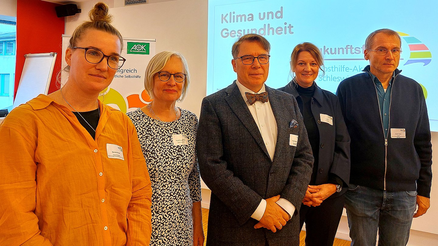 Foto mit den Akteuren auf dem Zukunftsforum in Kiel, von links: Mareike Schulze (Psychologists/Psychotherapists for Future), Birgitt-Uhlen-Blucha (PARITÄTISCHER S-H), Holger Westermann (menschenswetter), Iris Kröner (Landesdirektorin AOK NordWest) und Norbert Kamin (KLUG - Deutsche Allianz Klimawandel und Gesundheit). 