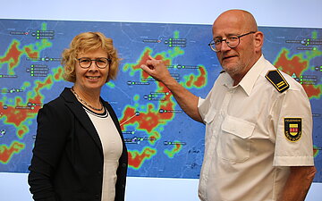 Kreisordnungsdezernentin Dr. Elisabeth Schwenzow und der Leiter der Kreisleitstelle f&uuml;r Feuerschutz und Rettungsdienst Stephan Kruthoff.