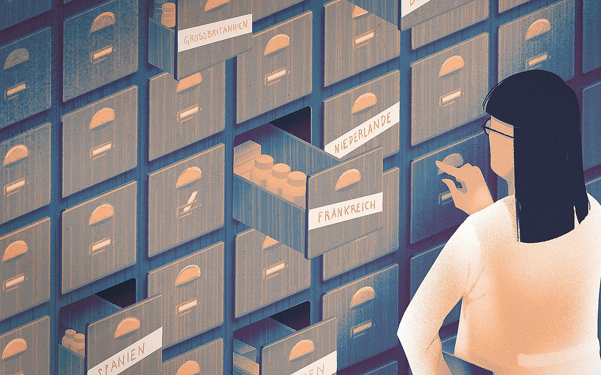 Illustration einer Apothekerin, die etwas aus einem Schubfach eines Apothekenregals nimmt. Diese sind teilweise mit eurpäischen Ländernamen beschriftet.