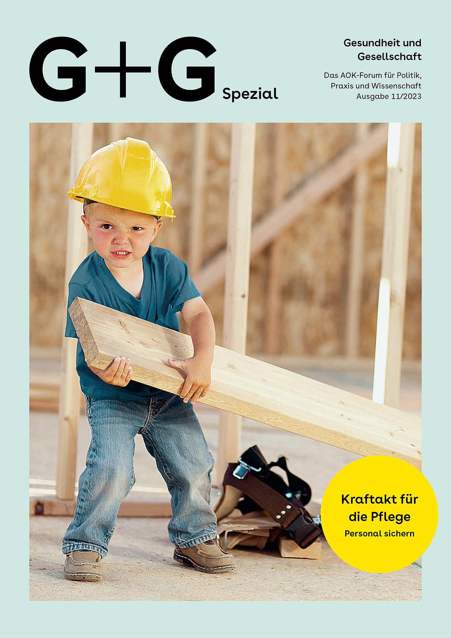 Foto: Ein kleiner Junge mit einem gelben Bauarbeiterhelm zieht eine Holzlatte.