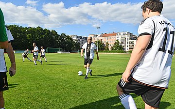 Bundestagsabgeordneter Hubert Hüppe wärmt sich auf.