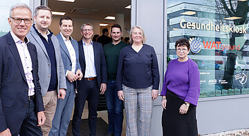 Die Initiatoren stehen vor dem neuen Gesundheitskiosk in Bochum-Wattenscheid.