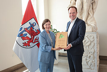 Sabine Deutscher (AOK Rheinland/Hamburg) &uuml;berreicht im D&uuml;sseldorfer Rathaus den AOK-BGF-Gesundheitspreis an Dr. Stephan Keller, Oberb&uuml;rgermeister der Stadt D&uuml;sseldorf.