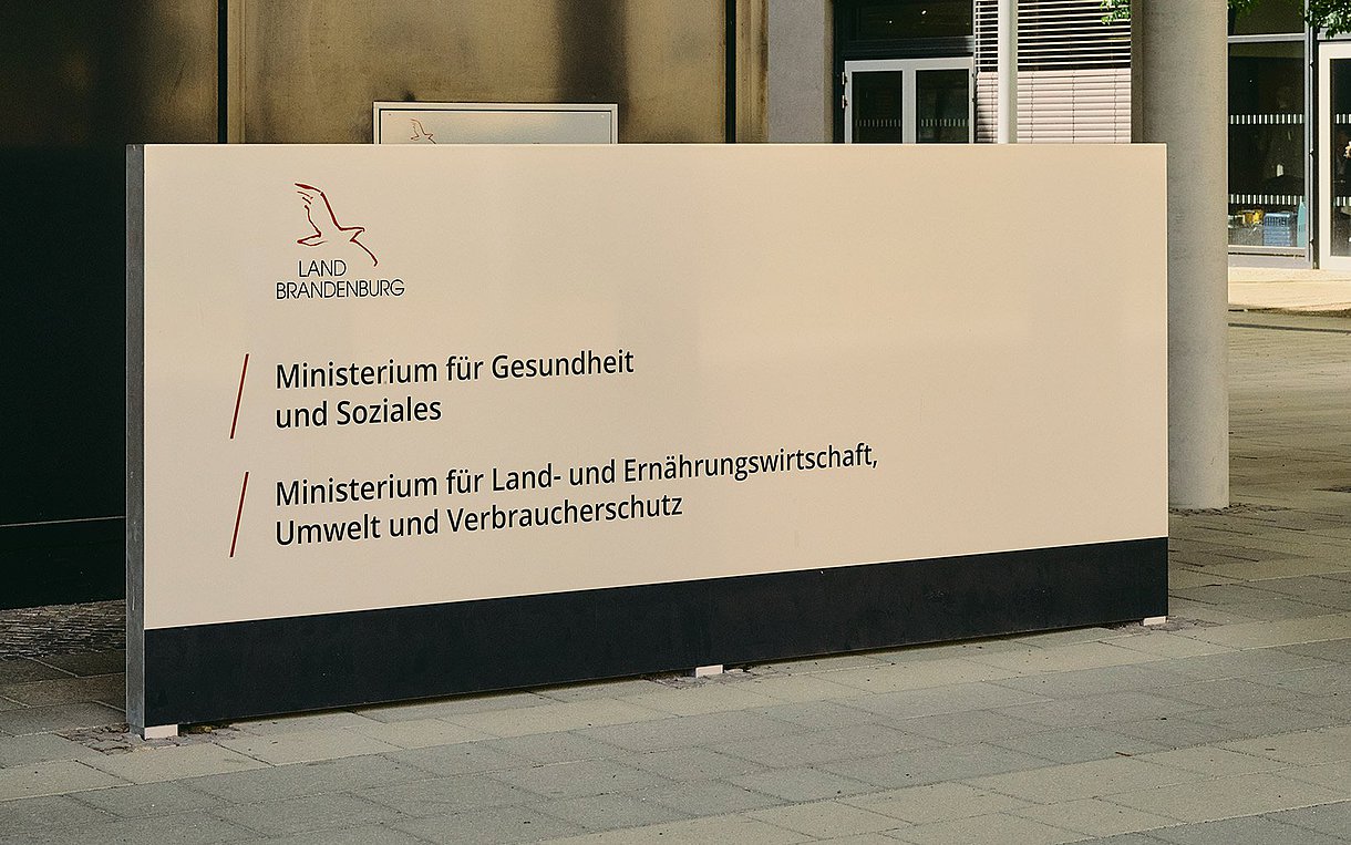 Foto: Schild mit folgendem Text vor dem entsprechenden Ministerium: Ministerium für Soziales, Gesundheit, Integration und Verbraucherschutz des Landes Brandenburg.