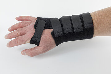 Eine Person tr&auml;gt eine Handgelenkschiene.