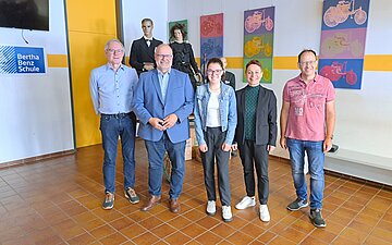 Gruppenfoto zur Preis&uuml;bergabe in der Bertha-Benz-Schule in Sigmaringen
