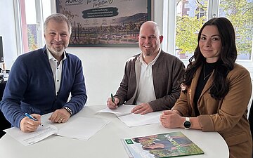 In der Gemeinde V&ouml;rstetten sitzen drei Personen an einem Besprechungstisch.