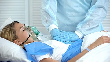 Krankenhauseinweisungen in Schleswig-Holstein Das Foto zeigt einen Arzt, der bei einer Patientin, die beatmet wird, eine Herzdruckmassage macht.