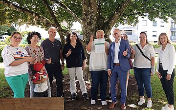 Feierlicher Projektabschluss: Die AOK &ndash; Die Gesundheitskasse Bodensee-Oberschwaben &uuml;berreicht das Projektsiegel &bdquo;PiP &ndash; Pr&auml;vention in der Pflege&ldquo; an das Caritaszentrum St. Martin in Me&szlig;kirch.