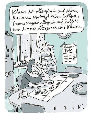 Cartoon: Ein Ehepaar am K&uuml;chentisch, sie bereiten eine G&auml;steliste vor &ndash; Sprechblase: "Klaus ist allergisch auf N&uuml;sse, Marianne vertr&auml;gt keinen Sellerie, Thomas reagiert allergisch auf Sulfite und Simone allergisch auf Klaus"