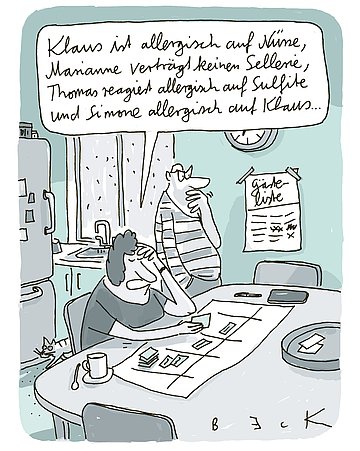 Cartoon: Ein Ehepaar am Küchentisch, sie bereiten eine Gästeliste vor – Sprechblase: "Klaus ist allergisch auf Nüsse, Marianne verträgt keinen Sellerie, Thomas reagiert allergisch auf Sulfite und Simone allergisch auf Klaus"
