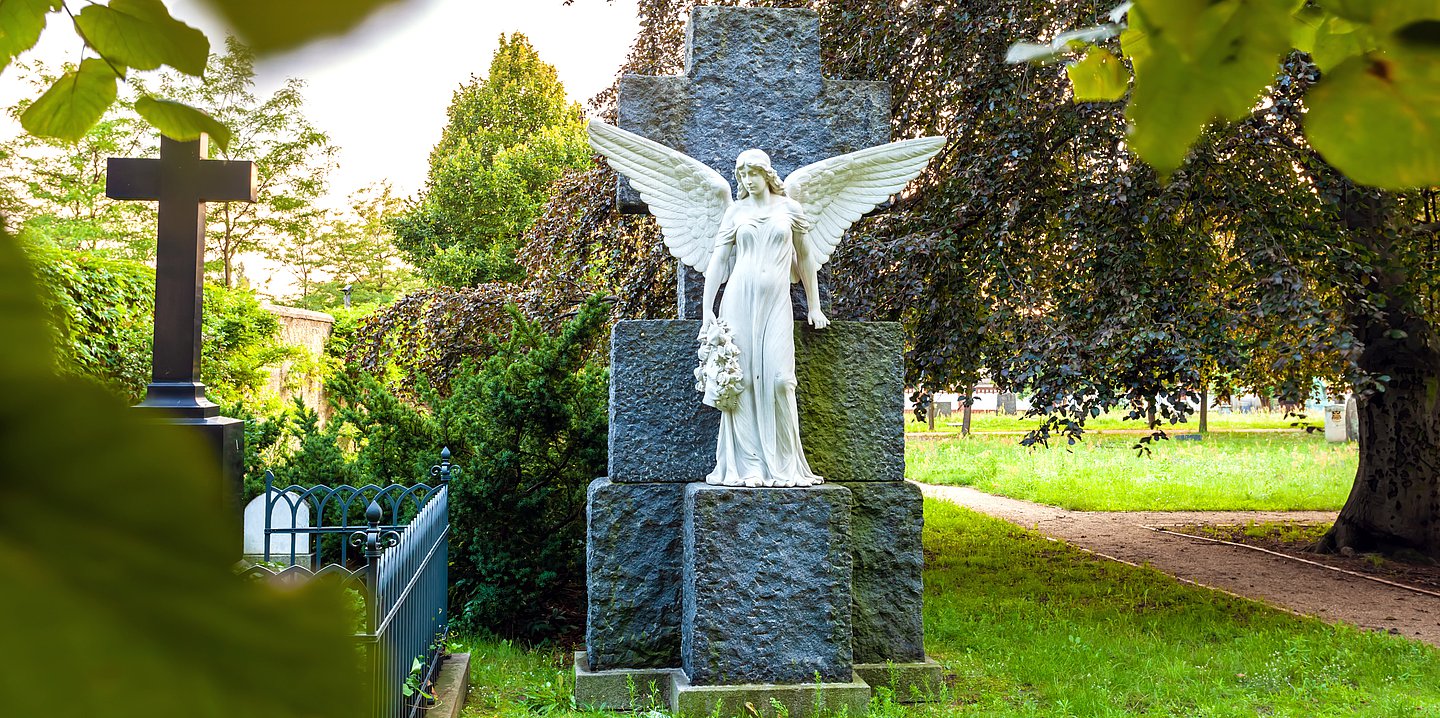 Foto: Blick auf einen Friedhof mit Grabsteinen und Skulpturen.