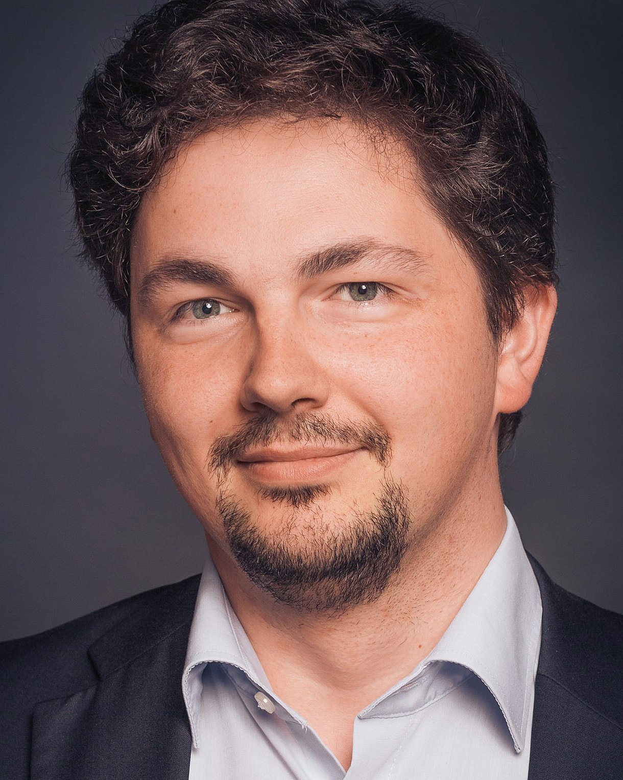 Foto: Porträt von Prof. Dr. Dawid Pieper, Leiter des Instituts für Versorgungs- und Gesundheitssystemforschung an der Medizinischen Hochschule Brandenburg.