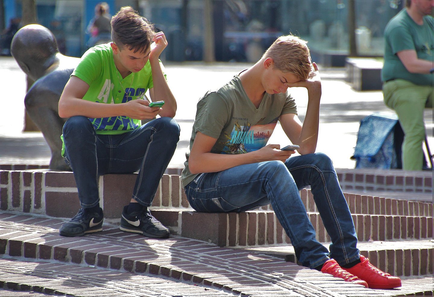 Jugendliche spielen mit ihren Smartphones