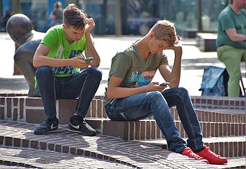 Jugendlicher Bewegungsmangel Jugendliche spielen mit ihren Smartphones