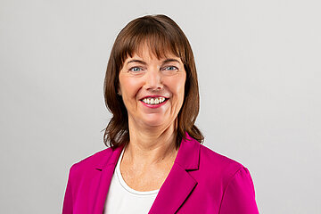 Portraitfoto von Corinna Beutel, Leitern des Gesch&auml;ftsbereiches Gesundheit und Versorgungsprogramme bei der AOK Sachsen-Anhalt.