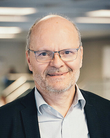 Peter Sch&auml;fer ist Facharzt f&uuml;r Kinder- und Jugendmedizin sowie &Ouml;ffentliches Gesundheitswesen, Leiter des Gesundheits- und Jugendamts der Stadt Mannheim und Bundesvorsitzender der &Auml;rztinnen und &Auml;rzte im &Ouml;GD.