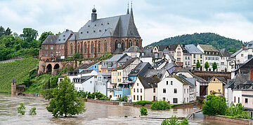 Zu sehen ist die &uuml;berschwemmte Stadt Saarburg in Niedersachsen bei Hochwasser.