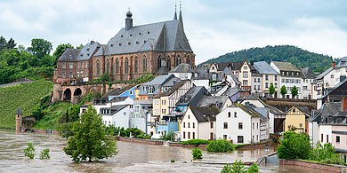 Zu sehen ist die überschwemmte Stadt Saarburg in Niedersachsen bei Hochwasser.