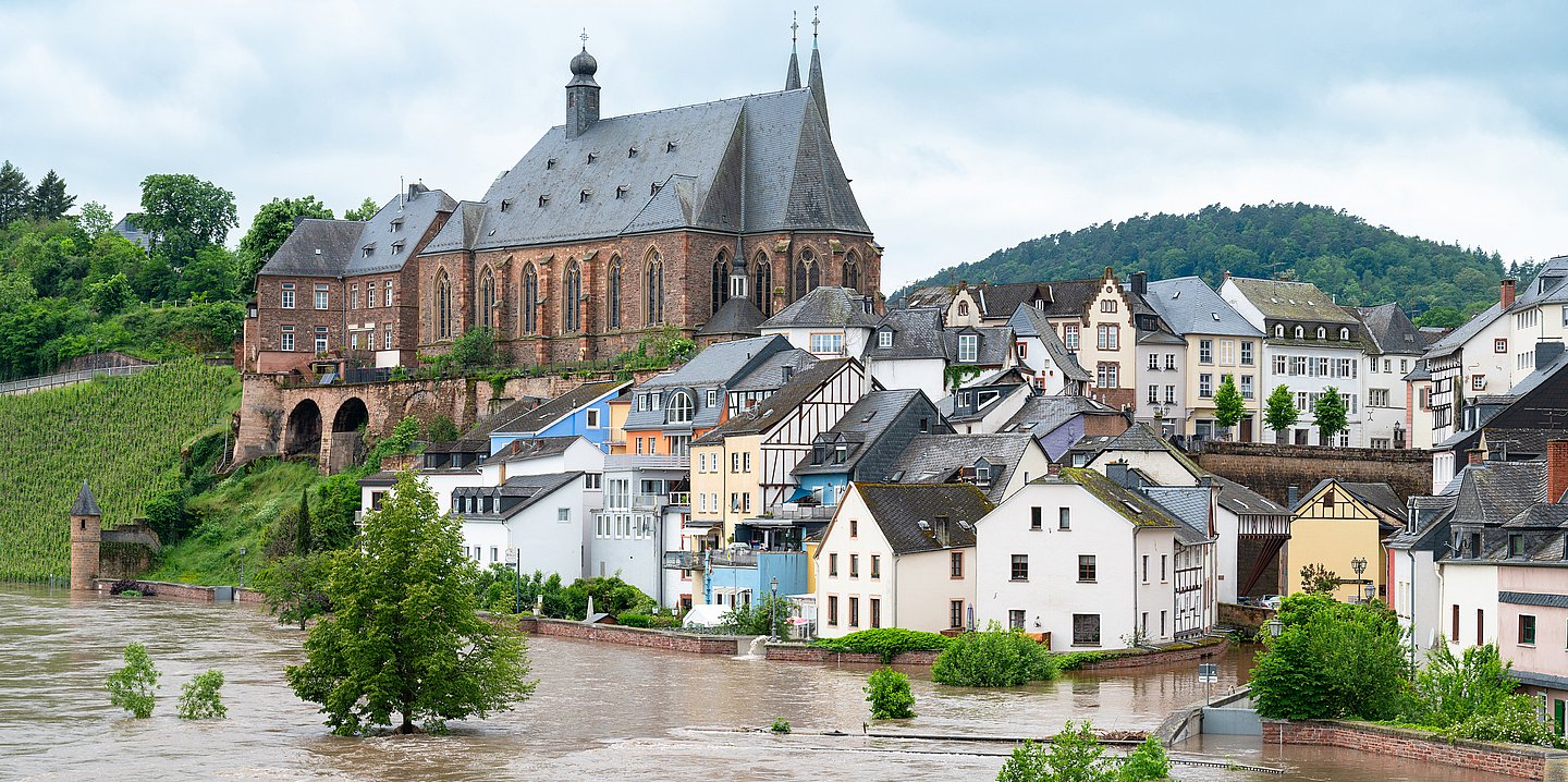 Zu sehen ist die überschwemmte Stadt Saarburg in Niedersachsen bei Hochwasser.