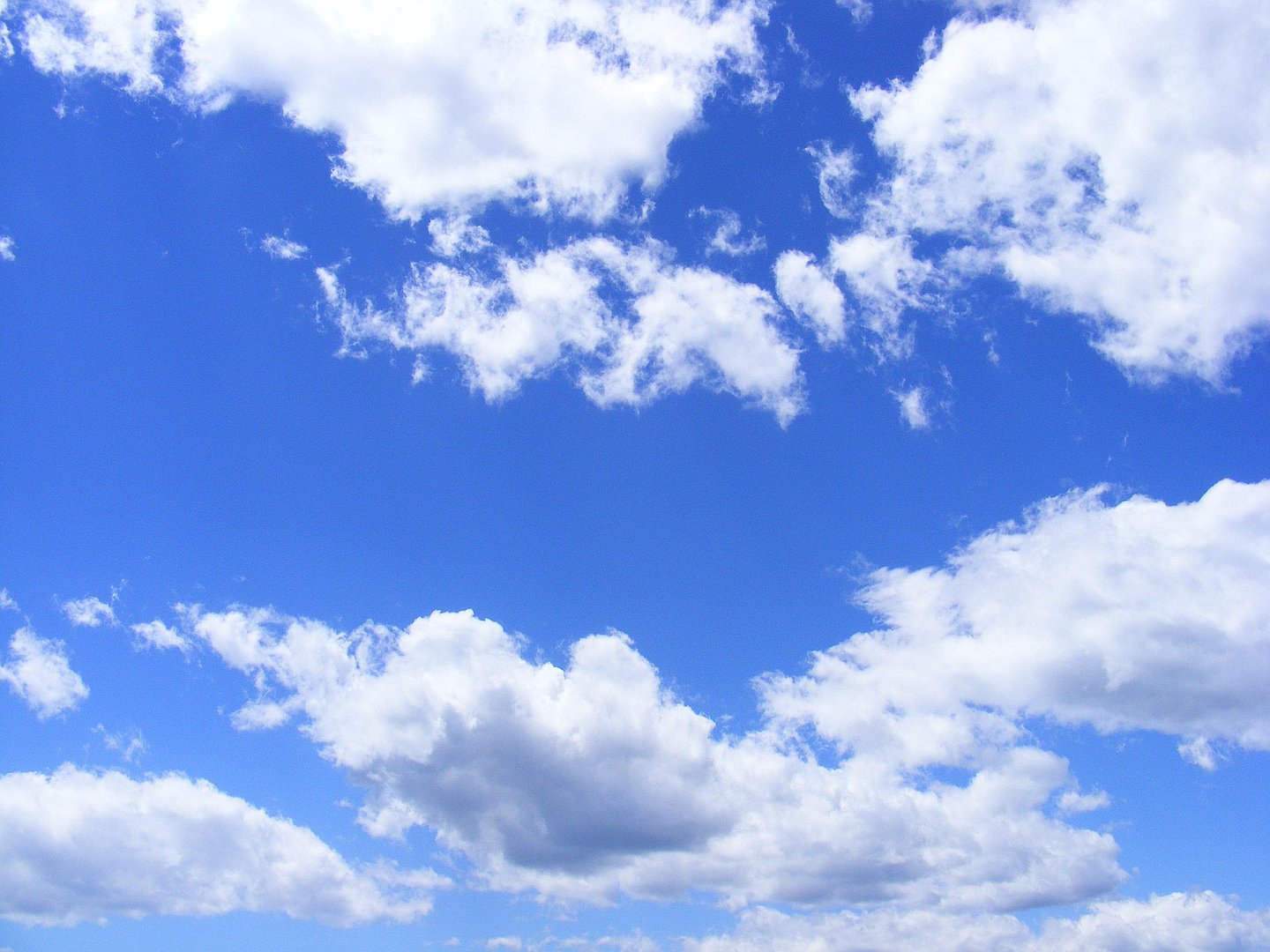 Blauer Himmel mit einigen hellen Wolken