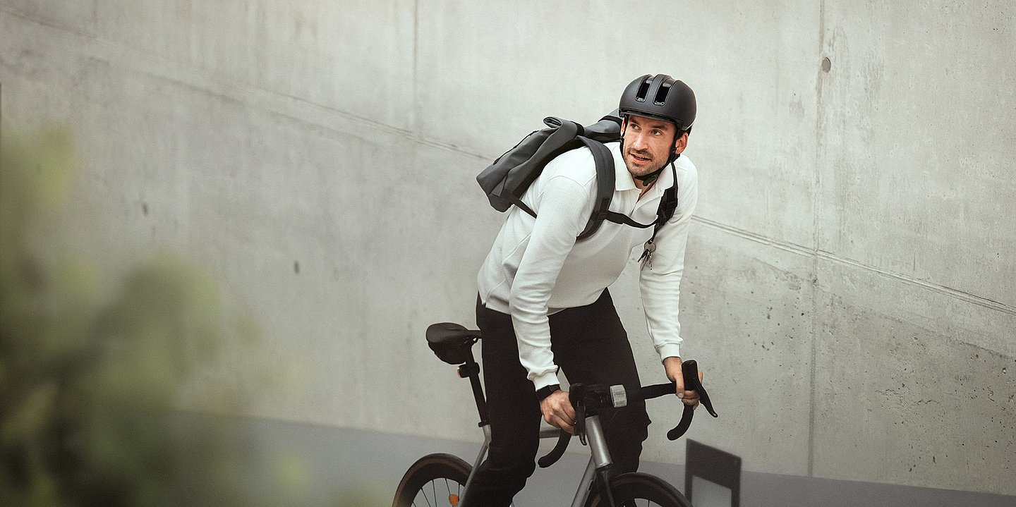 Das Foto zeigt einen Mann auf einem Fahrrad.