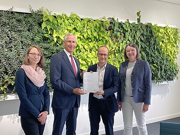 Bei der Unterzeichnung zum Beitritt zur Klima-Allianz nahmen im Bayerischen Umweltministerium teil: Katharina Katheder, Referat Klimaschutzprogramm, Monitoring, Klimaforschung, Dr. Christian Barth, Amtschef im Bayerischen Umweltministerium, Stephan Abele, stellvertretender Vorstandsvorsitzender der AOK Bayern, Dr. Annette Scheder, Expertin für Umwelt, Klima und Nachhaltigkeit in der AOK Bayern