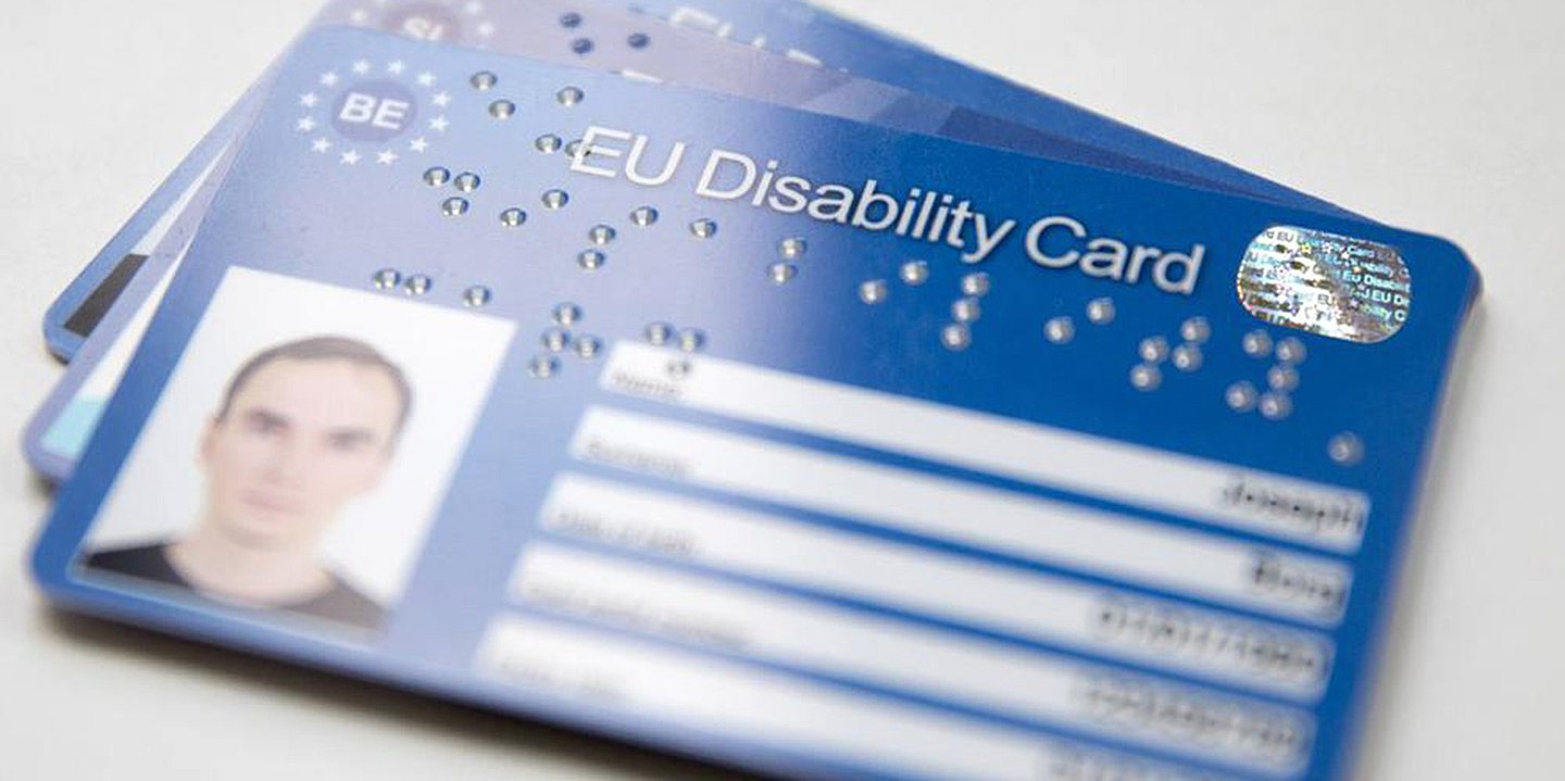 Foto: Mehrere EU-Behindertenausweise liegen aufeinandergestapelt.