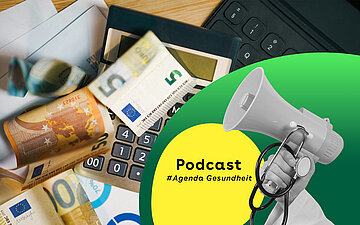 Geldscheine und ein Taschenrechner hinter dem Kampagnenmotiv des Podcasts.