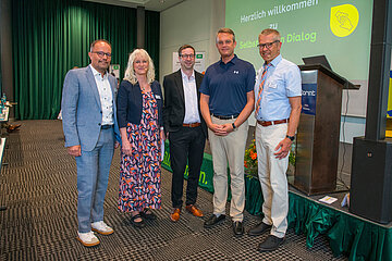 Von links: Ralf Metzger und Susanne Strombach von der AOK Hessen, Verwaltungsratsvorsitzender Stefan W&uuml;rzbach, Staatssekret&auml;r Prof. Dr. Christian Raible und Moderator Dr. Winfried K&ouml;sters