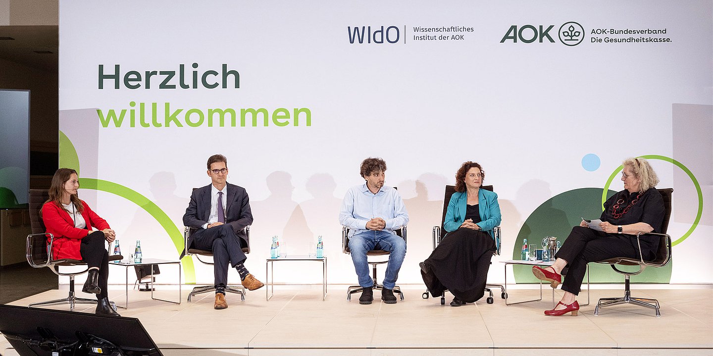 Foto: Podiumsdiskussion im AOK-Bundesverband am 10.9.25: von links: Tina Rudolph, Staatssekretärin im Gesundheitsministerium Thüringen, Dr. Stephan Pilsinger (CSU), MdB, Mitglied im Gesundheitsausschuss, Ates Gürpinar (Die Linke), MdB, Mitglied im Gesundheitsausschuss, Dr. Carola Reimann, Vorstandsvorsitzende des AOK-Bundesverbandes, Lisa Braun (Moderatorin).