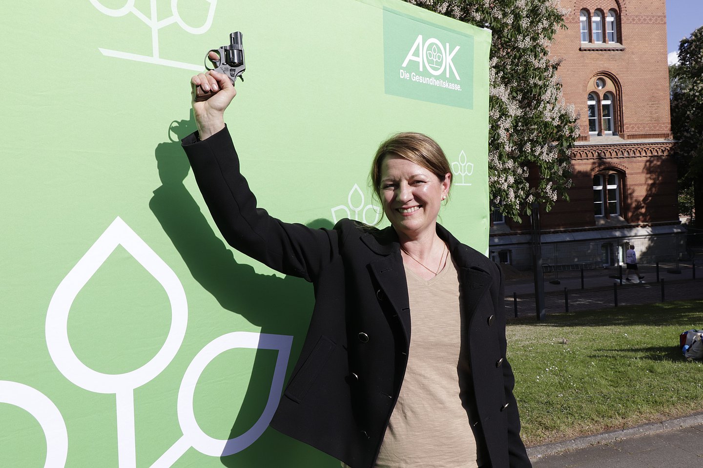 AOK-Landesdirektorin Iris Kröner gibt den Startschuss für den AOK-BusinessRun in Kiel.
