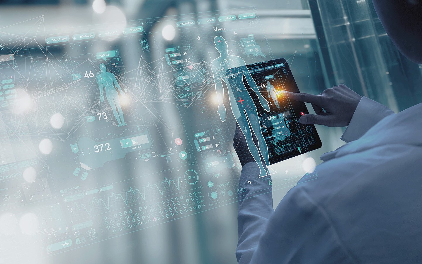 Digitalisierung Foto: Arzt hat ein Tablet und prüft darauf Gesundheitsdaten