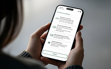 Eine junge Frau h&auml;lt ein Smartphone, auf dessen Display das neue Zugangsverfahren der AOK zu sehen ist.