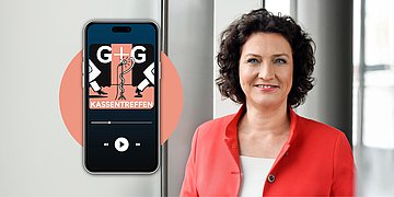 G+G Kassentreffen mit Reimann Bildmontage zeigt Dr. Carola Reimann, die Vorstandsvorsitzende des AOK-Bundesverbandes, rechts daneben das Logo des G+G Kassentreffens, eingearbeitet in ein Smartphone.