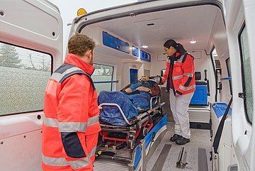 Ein Patient wird in einen Rettungswagen gebracht