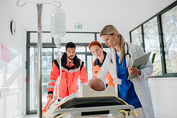 Einweisung ins Krankenhaus Foto: Patient wird liegend in die Notaufnahme aufgenommen.