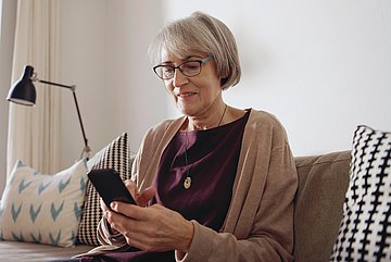 Seniorin am Telefon Foto einer älteren Frau mit einem Telefon