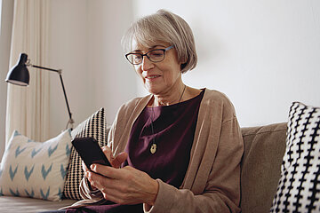 Foto einer &auml;lteren Frau mit einem Telefon