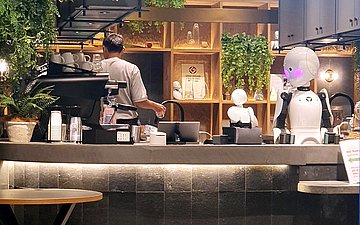 Foto von der Theke des Robotercafés