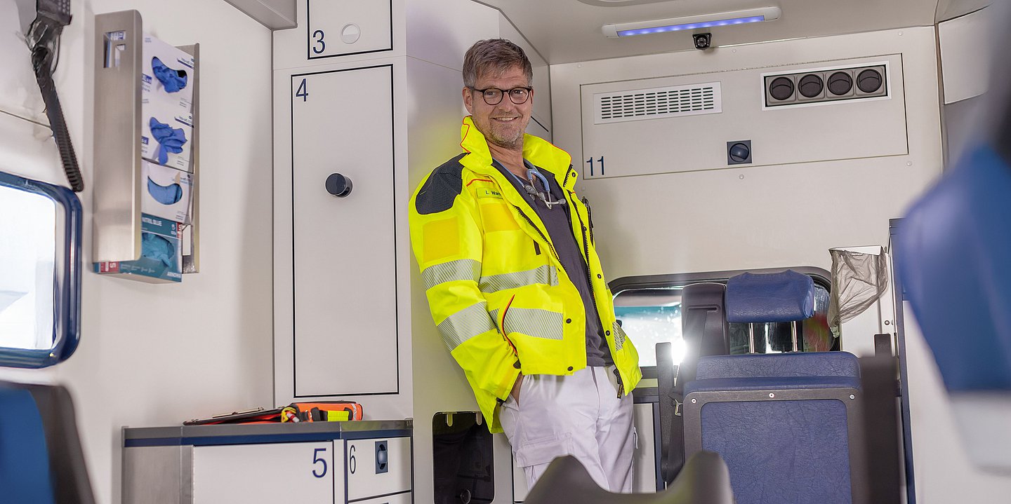 Foto von Lüder Warnken in Arbeitskleidung im Rettungswagen