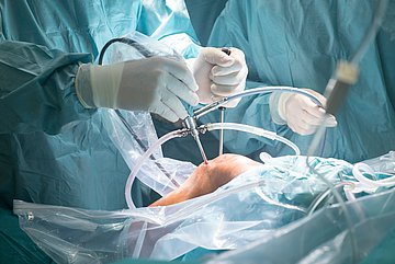 AOK-Klinikvergleich für Westfalen-Lippe Ärzte implantieren einem Patienten im OP einen Kniegelenkersatz.