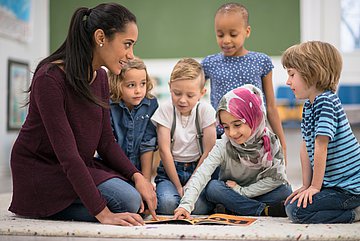 Erzieherin mit Kindern