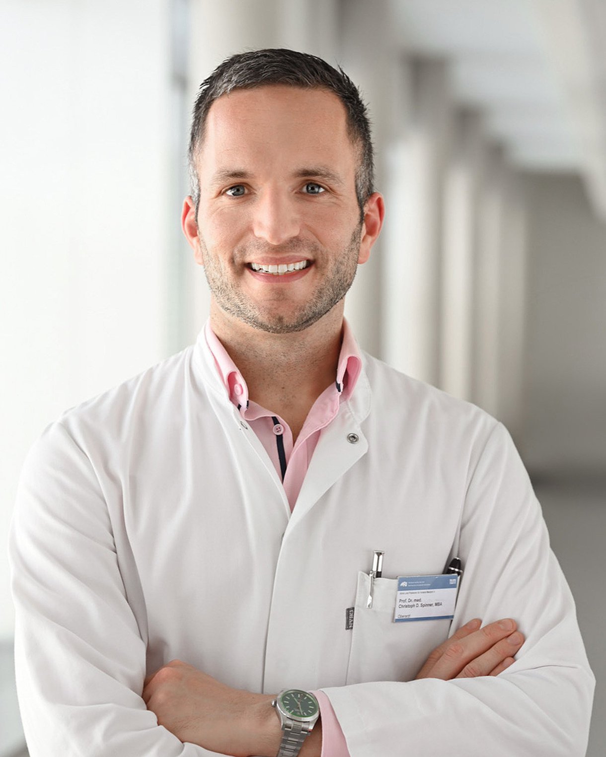 Foto: Portrait von Professor Dr. Christoph D. Spinner, Leiter des Bereichs Klinikbetrieb und Medizinstrategie im Klinikum rechts der Isar der technischen Universität München.