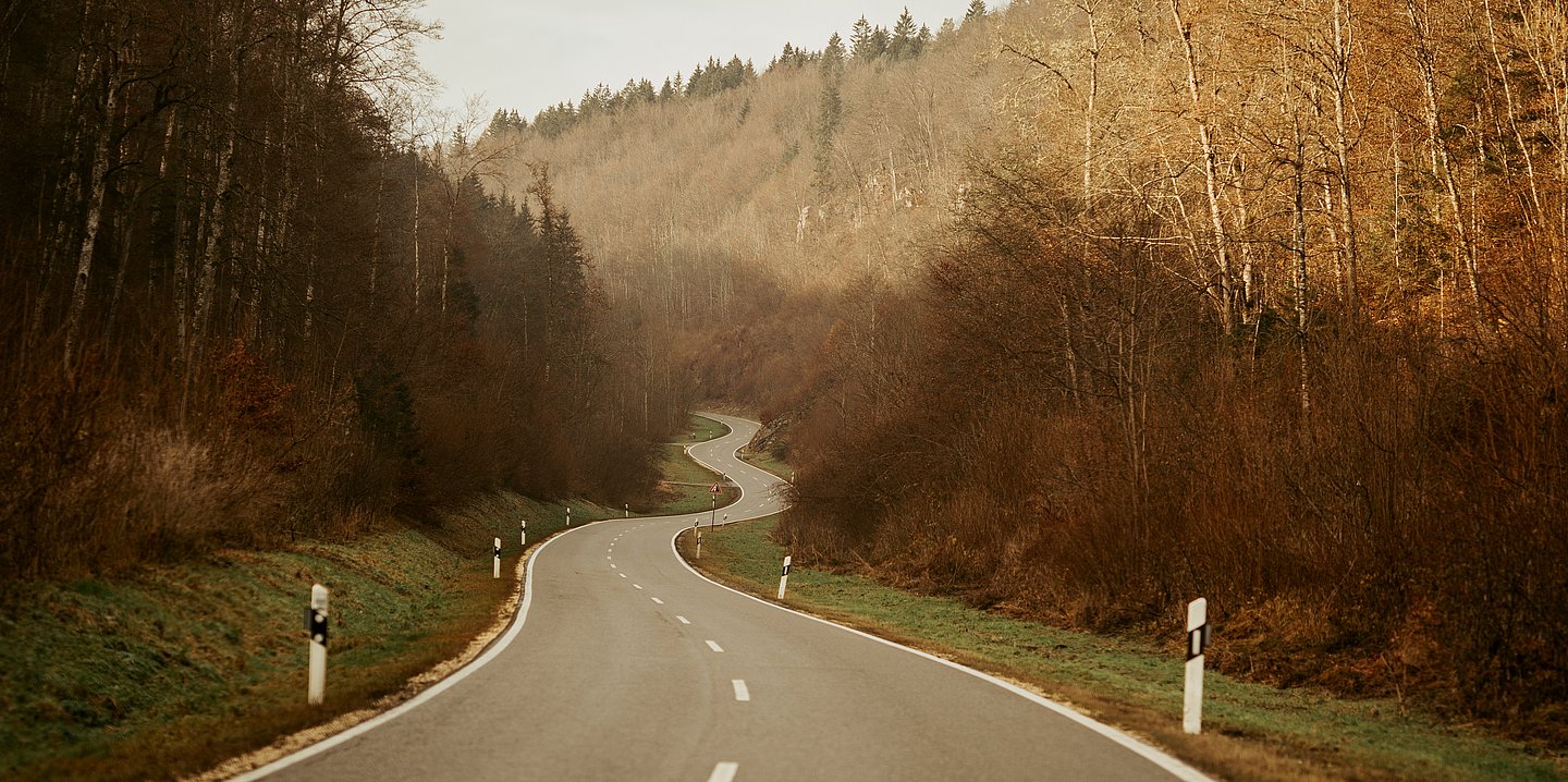 Foto einer sich windenden Landstraße