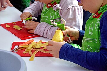 Kinderh&auml;nde beim Zubereiten von Nahrungsmitteln