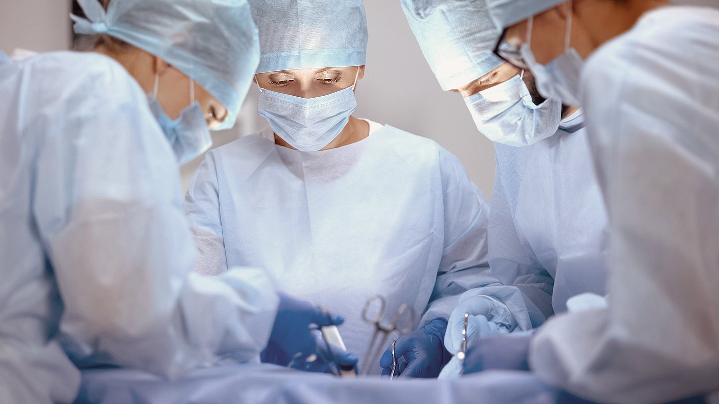 Krankenhaus Foto: Ärzte während einer Operation am Krankenhaus.