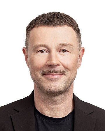 Foto: Portr&auml;t von Stefan Sauerzapf, Autor, Journalist und Mitgr&uuml;nder der Denkfabrik f&uuml;r Gesundheitsf&ouml;rderung und Pr&auml;vention &bdquo;fischimwasser&ldquo;.