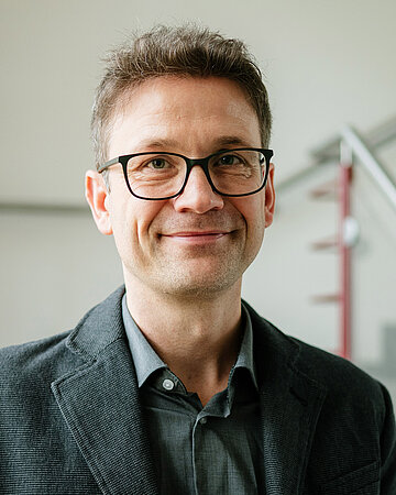 Foto: Portr&auml;t von Prof. Dr. Kevin Dadaczynski, Professor f&uuml;r Gesundheitserziehung im Sport an der Universit&auml;t Potsdam